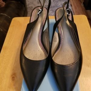 SOLD! Nice black Easy spirit low heel shoe size 9.5